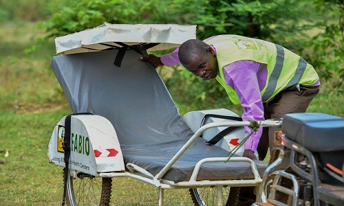 Theo Al Jazeera, Uganda có tỷ lệ tử vong ở sản phụ và trẻ sơ sinh cao, với 15 phụ nữ tử vong mỗi ngày do sinh nở và các vấn đề liên quan đến mang thai. Trong tháng đầu mang thai, Sandra Naigaga đã phải đi bộ hơn 4 km để được chăm sóc sức khoẻ tiền sản tại trung tâm y tế ở Kibibi, Uganda. Điều này khiến Naigaga cảm thấy lo lắng. (Nguồn ảnh: Al Jazeera)