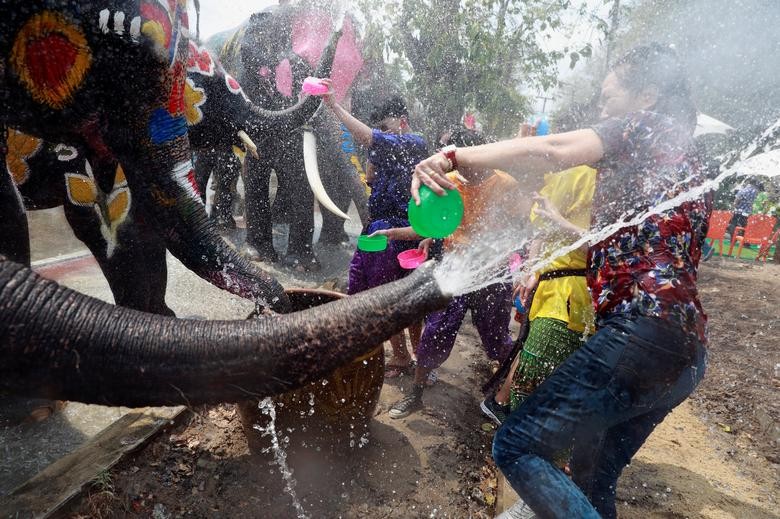 Ngày 11/4, lễ hội té nước cổ truyền Songkran hay còn gọi là Tết Năm mới ở Thái Lan đã diễn ra tại thủ đô Bangkok và nhiều khu vực khác trên khắp nước này. (Nguồn ảnh: Reuters)