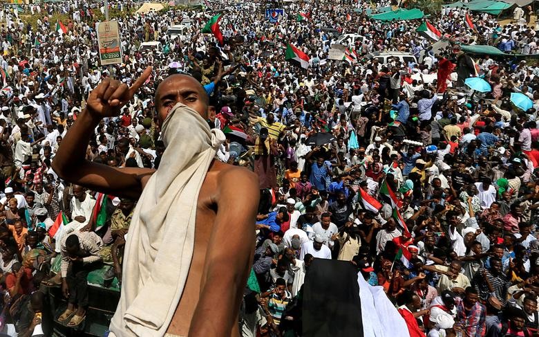 Theo hãng thông tấn Reuters, đông đảo người dân Sudan đã đổ ra đường phố biểu tình dù  Tổng thống Bashir đã từ chức hồi tuần trước và hiện đang bị quân đội nước này giam giữ ở một nơi "an toàn". (Nguồn ảnh: Reuters)