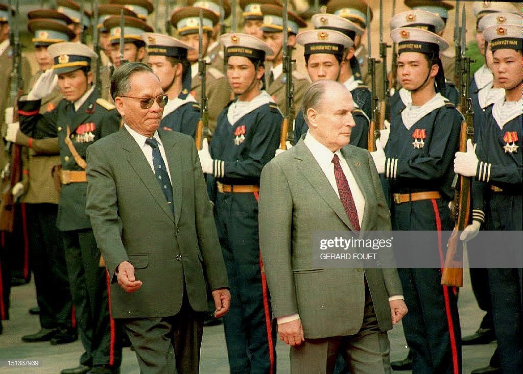 Tổng thống Pháp Francois Mitterrand (phải) và  Chủ tịch nước Lê Đức Anh duyệt đội danh dự trong lễ đón được tổ chức tại Phủ Chủ tịch ngày 9/2/1993 khi ông Francois Mitterrand có chuyến thăm chính thức 2 ngày tới Việt Nam. Ảnh: Getty.