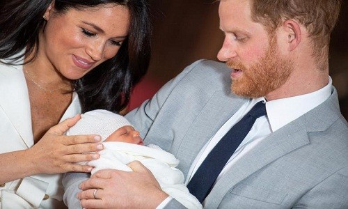 Hoàng tử Harry và vợ, Công nương Meghan, chính thức ra mắt con trai mới chào đời của họ tại Lâu đài Windsor hôm 8/5. Ảnh: Reuters.