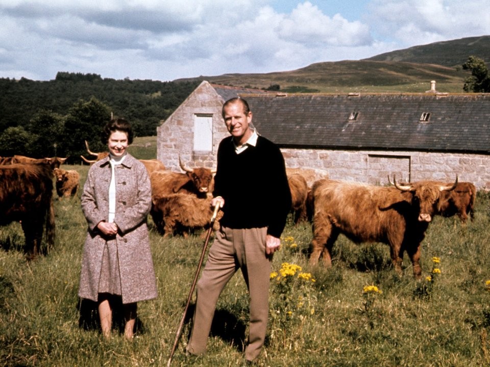 Lâu đài Balmoral ở Scotland là nơi ở của vợ chồng Nữ hoàng Anh Elizabeth II và Hoàng thân Philip trong các kỳ nghỉ của họ. Được biết, cặp vợ chồng  Hoàng gia Anh nổi tiếng này từng tổ chức lễ kỷ niệm đám cưới bạc tại Lâu đài Balmoral tháng 11/1972. (Nguồn ảnh: Insider)