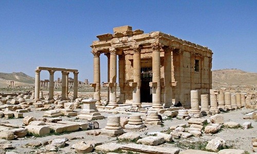 Palmyra từng được coi là thủ đô của đế chế Palmyrene và là một trong những thành phố giàu có nhất Đế chế La Mã. Thành cổ từng là một di sản thế giới được UNESCO công nhận này đã bị tàn phá nghiêm trọng dưới bàn tay của IS năm 2015.