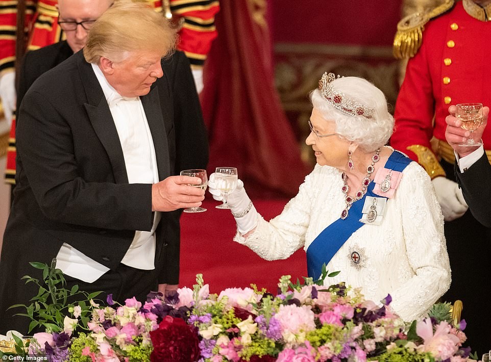 Tối 3/6, Tổng thống Trump đã đưa cả gia đình đến tham dự quốc yến do Nữ hoàng Anh Elizabeth II chủ trì tại Cung điện Buckingham. Các con của Tổng thống Trump, gồm con trai cả Donald Trump Jr., vợ chồng con gái Ivanka và Jared Kushner, vợ chồng con trai thứ hai của ông là Eric và Lara, cùng cô con gái út Tiffany gây ấn tượng khi xuất hiện tại buổi tiệc. Ảnh: Getty.