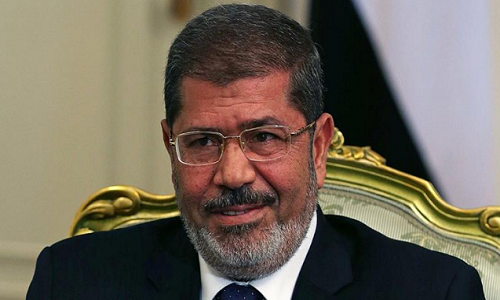  Cựu Tổng thống Ai Cập Mohamed Morsi, 67 tuổi, đã bị ngất và đột tử trong phiên toà xét xử ông với tội danh gián điệp tại tòa án ở thủ đô Cairo hôm 17/6. Ông bị cáo buộc làm gián điệp cho tổ chức Hồi giáo Hamas của Palestine. Ảnh: AJ.