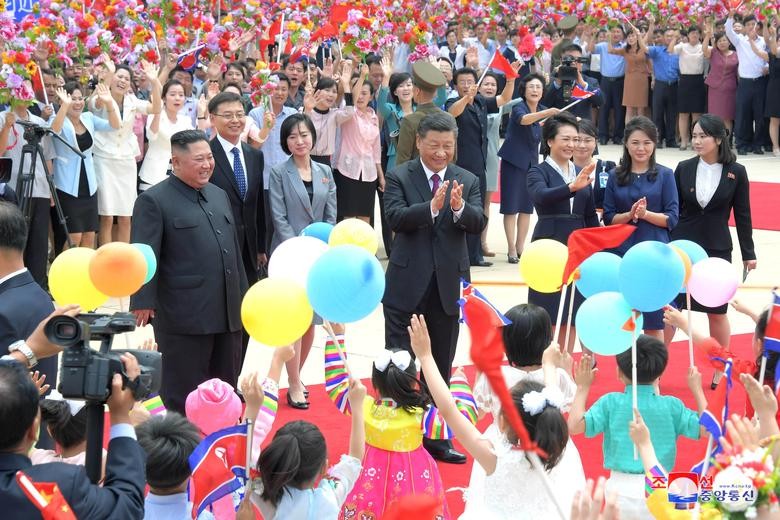 Chủ tịch Trung Quốc Tập Cận Bình cùng phu nhân Bành Lệ Viện đã đáp máy bay xuống thủ đô Bình Nhưỡng lúc 11h40 ngày 20/6 (giờ địa phương), bắt đầu chuyến thăm cấp nhà nước tới  Triều Tiên. Đây là chuyến thăm Triều Tiên đầu tiên của một lãnh đạo cấp cao nhất Trung Quốc trong vòng 14 năm qua. (Nguồn ảnh: Reuters)