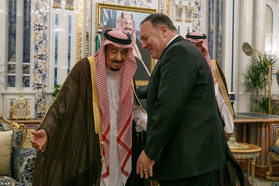 Theo Daily Mail,  Ngoại trưởng Mỹ Mike Pompeo đã tới Saudi Arabia hôm 24/6 trong bối cảnh căng thẳng giữa nước này với Iran leo thang sau vụ Tehran bắn hạ máy bay không người lái của Mỹ tuần trước. (Nguồn ảnh: Daily Mail)