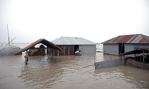 Theo hãng thông tấn Reuters, lũ lụt hoành hành Nam Á những ngày qua đã làm đảo lộn cuộc sống của người dân ở các nước Ấn Độ, Nepal và Bangladesh. (Nguồn ảnh: Reuters)