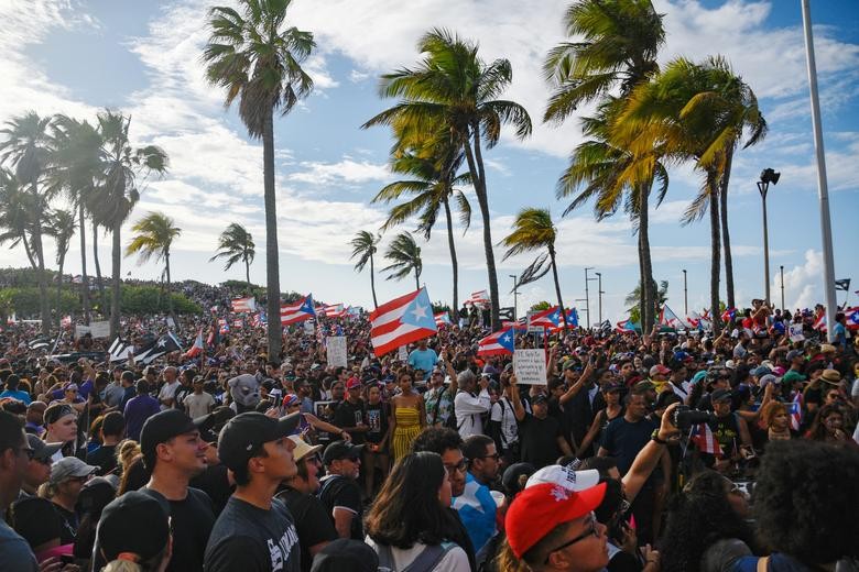 Theo CBS News, hàng nghìn người biểu tình đã tuần hành đến dinh thự của  Thống đốc Puerto Rico Ricardo Rossello ở San Juan để yêu cầu ông Ricardo từ chức. (Nguồn ảnh: Reuters)