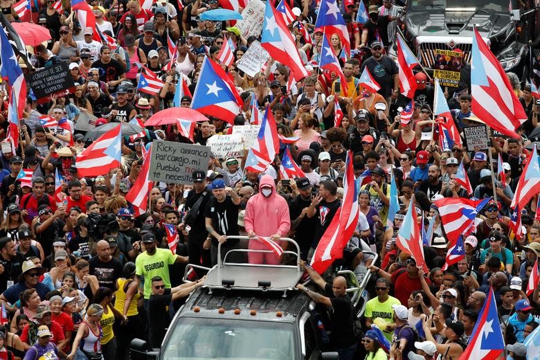 Hàng nghìn người đã tập trung bên ngoài dinh thự của  Thống đốc Puerto Rico Ricardo Rossello ở San Juan để ăn mừng sau khi ông Ricardo tuyên bố sẽ từ chức. (Nguồn ảnh: Reuters)