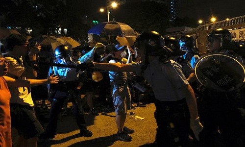 Theo hãng thông tấn Reuters, ngày 30/7, hàng trăm người biểu tình  Hong Kong phản đã tập trung bên ngoài đồn cảnh sát Kwai Chung, nơi được cho là đang giam giữ 44 nhà hoạt động bị buộc tội gây bạo loạn trong các cuộc đụng độ những ngày qua. (Nguồn ảnh: Reuters)