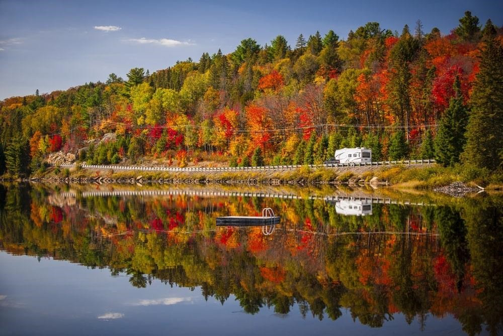 Công viên Algonquin: Algonquin là công viên nổi tiếng, rộng lớn với thảm thực vật phong phú, gồm rừng cây, hồ nước, sông ngòi. Mỗi độ thu về, khi những cây dương, cây thông rụng lá và cây sồi đỏ bắt đầu chuyển màu, nơi đây trở thành điểm đến thu hút nhiều lượt khách tham quan. Đặc biệt là trong suốt hai tháng đầu thu, giao mùa là khoảng thời gian những rừng cây thay đổi sắc màu, thiên nhiên trở nên đẹp nhất. Ảnh: Elena Elisseeva.