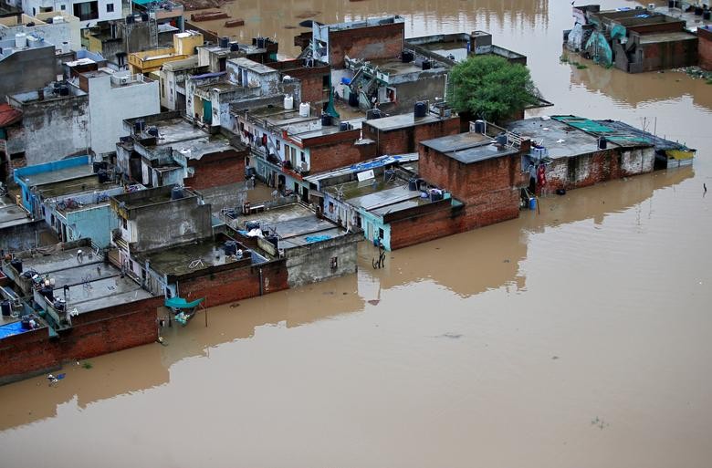 Theo hãng thông tấn Reuters, những trận mưa lớn kéo dài đã gây ra lũ lụt nghiêm trọng ở Ấn Độ, khiến hàng trăm người thiệt mạng. (Nguồn ảnh: Reuters)