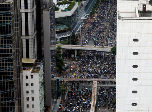 Theo hãng thông tấn Reuters, hàng nghìn người đã tham gia cuộc biểu tình ở Hong Kong trong cuối tuần thứ 13 liên tiếp, bấp chấp lệnh cấm biểu tình của cảnh sát trước đó. (Nguồn ảnh: Reuters)