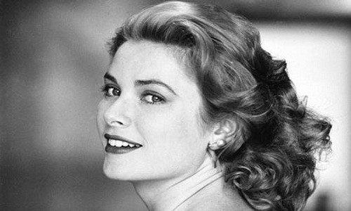 Cùng ngắm 10 phụ nữ đẹp nhất trong 100 năm qua do tạp chí The Gentle Mans Journal giới thiệu. Grace Kelly là một trong những gương mặt nổi tiếng - và xinh đẹp nhất thế giới và chúng tôi khá chắc chắn rằng bạn sẽ khó lòng tìm được ai đó không đồng ý với điều đó. Người đẹp này đã làm dậy sóng giới diễn xuất khi cô mới 20 tuổi và tiếp tục gặp hái nhiều thành công cho đến khi kết hôn với Hoàng thân Rainer III ở tuổi 26 đồng thời từ bỏ ánh hào quang sân khấu để trở thành Công nương Monaco.