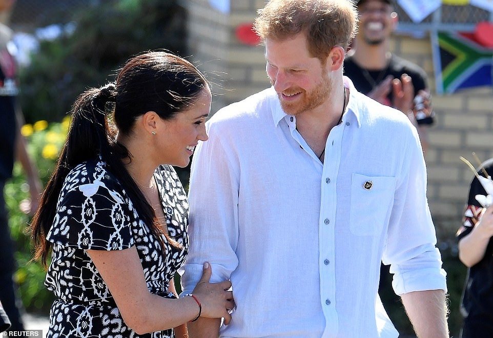 Theo Daily Mail, ngày 23/9, Hoàng tử Harry cùng vợ,  Công nương Anh Meghan Markle, và con trai, bé Archie, đã có mặt tại sân bay Cape Town, bắt đầu chuyến công du 10 ngày tại Nam Phi. (Nguồn ảnh: Daily Mail)