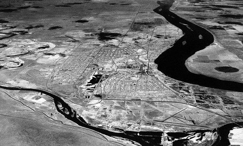 Theo Insider, khu tổ hợp hạt nhân Hanford Nuclear Reservation, hiện đã ngừng hoạt động nằm trên vùng sa mạc ở Washington, là nơi độc hại nhất nước Mỹ. Được biết, 56 triệu gallon chất thải phóng xạ cất giấu trong các bể chứa đã được chôn dưới lòng đất ở khu vực này. (Nguồn ảnh: Insider)