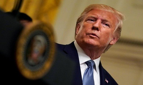 Tổng thống Trump là "nhân vật chính" trong cuộc điều tra luận tội do Hạ viện Mỹ tiến hành. Ngày 24/9, Chủ tịch Hạ viện Mỹ Nancy Pelosi tuyên bố mở cuộc điều tra luận tội chính thức đối với Tổng thống Trump, sau khi ông chủ Nhà Trắng bị cáo buộc gây sức ép với Tổng thống Ukraine Volodymyr Zelensky để điều tra con trai của "đối thủ" chính trị Joe Biden - ứng viên hàng đầu của Đảng Dân chủ tham gia cuộc đua vào Nhà Trắng năm 2020. (Nguồn ảnh: Reuters)