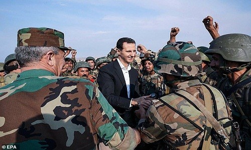 Theo Daily Mail, ngày 22/10,  Tổng thống Syria Bashar al-Assad ngày 22/10 đã đến thăm chiến tuyến ở thị trấn Habit, tỉnh Idlib, và gặp gỡ các binh sĩ quân đội nước này. Ảnh: EPA.