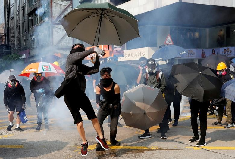 Một người biểu tình đeo mặt nạ ném trả lựu đạn hơi cay về phía cảnh sát Hong Kong hôm 20/10. Được biết, cuộc biểu tình ở Hong Kong đã bước sang tuần thứ 20 với các cuộc đụng độ tiếp diễn giữa người biểu tình và lực lượng an ninh. Ảnh: (Nguồn ảnh: Reuters)