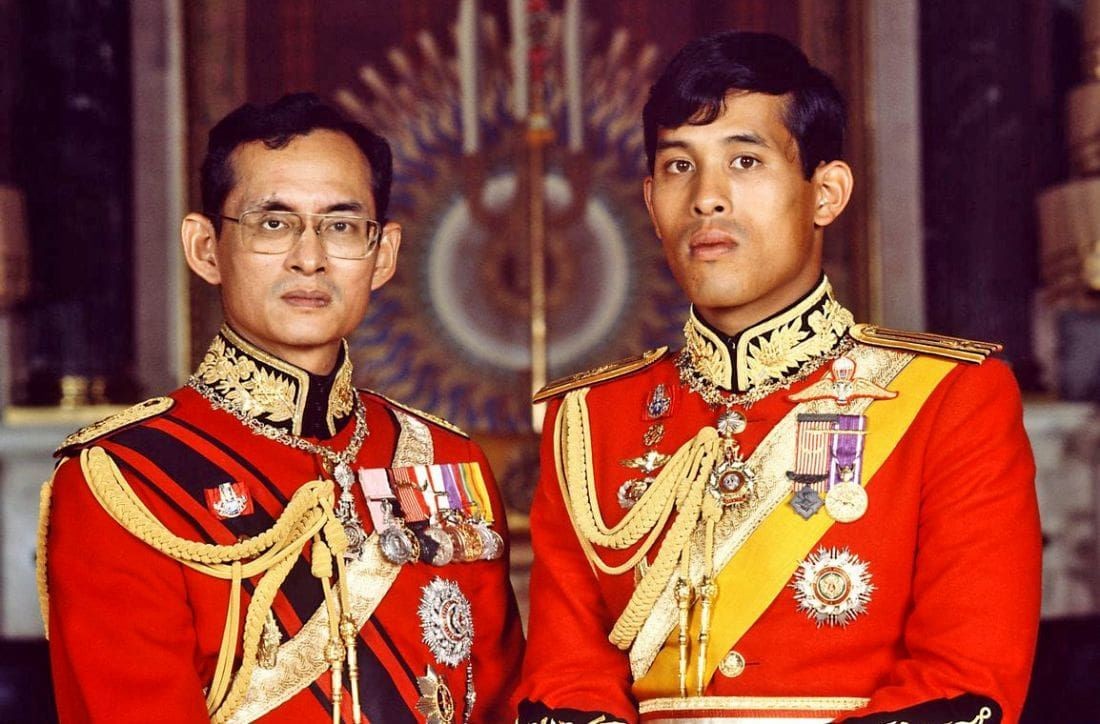 Sau khi  Quốc vương Thái Lan Bhumibol qua đời năm 2016, Hoàng Thái tử Vajiralongkorn (phải) kế vị ngai vàng. Thông tin về Nhà vua Vajiralongkorn không nhiều bởi trước đó ông chủ yếu dành thời gian ở nước ngoài và hiếm khi trả lời phỏng vấn báo chí. Chính vì vậy, đời tư của vị vua này luôn thu hút sự quan tâm của dư luận. Ảnh: TT.   