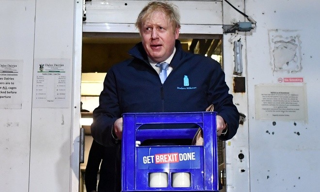  Thủ tướng Anh Boris Johnson đích thân giao sữa và nước trái cây tới các gia đình ở Leeds hôm 11/12, một ngày trước khi nước này diễn ra cuộc tổng tuyển cử quan trọng. Ảnh: Reuters.