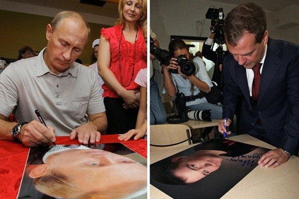  Tổng thống Putin và ông Dmitry Medvedev ký tặng ảnh chân dung. (Ảnh: AP)