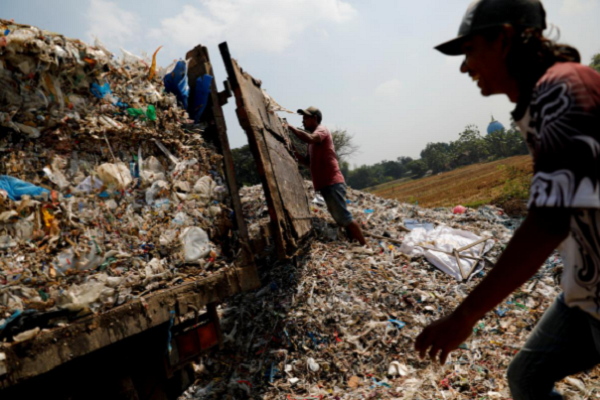 Theo hãng thông tấn Reuters, sau khi Trung Quốc ban hành lệnh cấm nhập khẩu rác thải nước ngoài, Indonesia cũng tăng cường kiểm tra biên giới và giám sát chặt chẽ đối với các nước đăng ký xuất khẩu rác thải sang nước này; đồng thời gửi trả hàng trăm tấn rác thải trở lại nước xuất khẩu ban đầu. (Nguồn ảnh: Reuters)