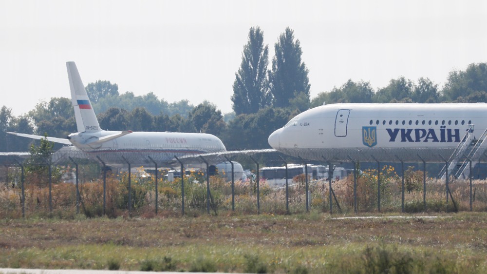 Sáng ngày 7/9, các máy bay chở tù nhân  Nga và Ukraine hạ cánh xuống sân bay Moscow và Kiev, hoàn tất vụ hoán đổi tù nhân với định dạng 35 đổi 35. Ảnh: Máy bay Nga xuất hiện ở sân bay quốc tế Borispil ngoại ô Kiev (Ukraine). Ảnh: Reuters.