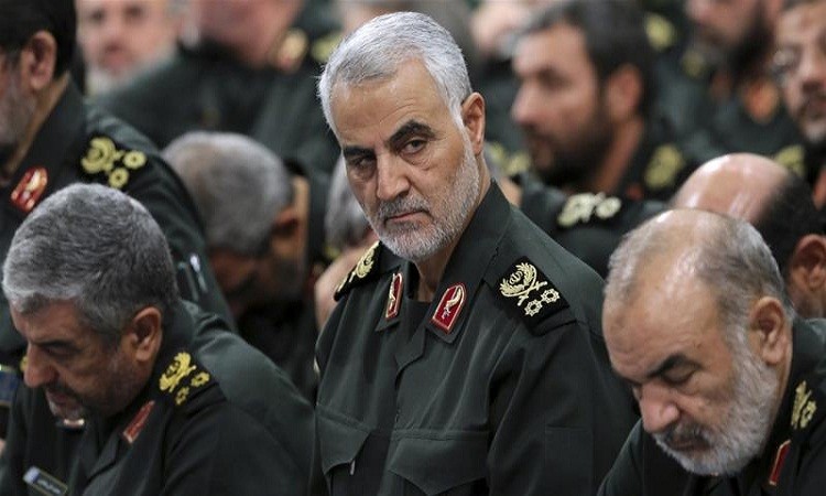 Theo Al Jazeera, tướng Qassem Soleimani, người đứng đầu lực lượng tinh nhuệ Quds của Iran, cùng chỉ huy dân quân Iraq Mahdi al-Muhandis đã thiệt mạng trong vụ không kích nhằm vào đoàn xe của quan chức tại sân bay quốc tế Baghdad sáng 3/1. Ảnh: AP.