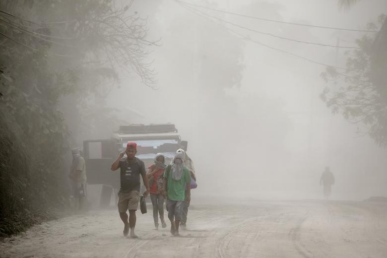 Theo hãng thông tấn Reuters, gần 40.000 người đã phải sơ tán khỏi khu vực gần  núi lửa Taal do lo ngại nó có thể phun trào dữ dội bất cứ lúc nào. (Nguồn ảnh: Reuters)