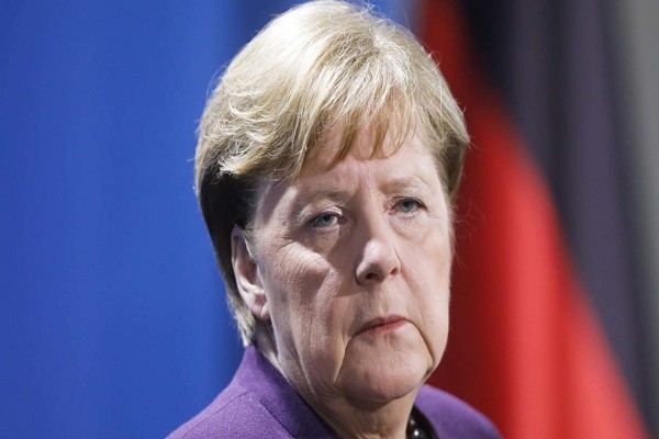 Hãng thông tấn Reuters dẫn lời người phát ngôn của Thủ tướng Đức Angela Merkel, ông Steffen Seibert, ngày 22/3 xác nhận bà Merkel sẽ tự cách ly tại nhà trong ít nhất 14 ngày do từng tiếp xúc với một bác sĩ nhiễm  Covid-19. Trong thời gian cách ly, bà vẫn làm việc bình thường. Ảnh: Guardian.   