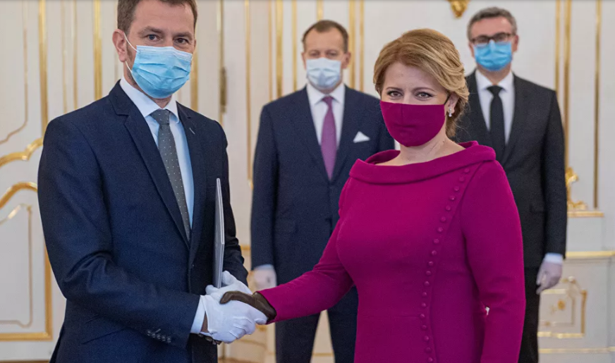 Tổng thống Slovakia Zuzana Caputova và Thủ tướng Igor Matovic đeo khẩu trang và găng tay khi bắt tay nhau tại Dinh Thủ tướng ở Bratislava, Slovakia, ngày 21/3/2020. (Nguồn ảnh: Sputnik).