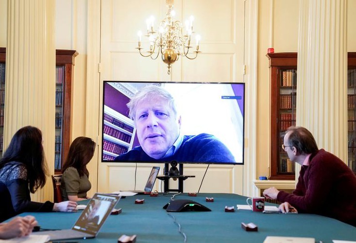 Ngày 27/3, Thủ tướng Anh Boris Johnson xác nhận ông dương tính với COVID-19. "Hiện tôi đang tự cách ly, nhưng tôi sẽ tiếp tục lãnh đạo chính phủ ứng phó dịch bệnh thông qua cuộc họp video trực tuyến", ông Johnson nói trong đoạn video đăng tải lên Twitter. Ảnh: Reuters.