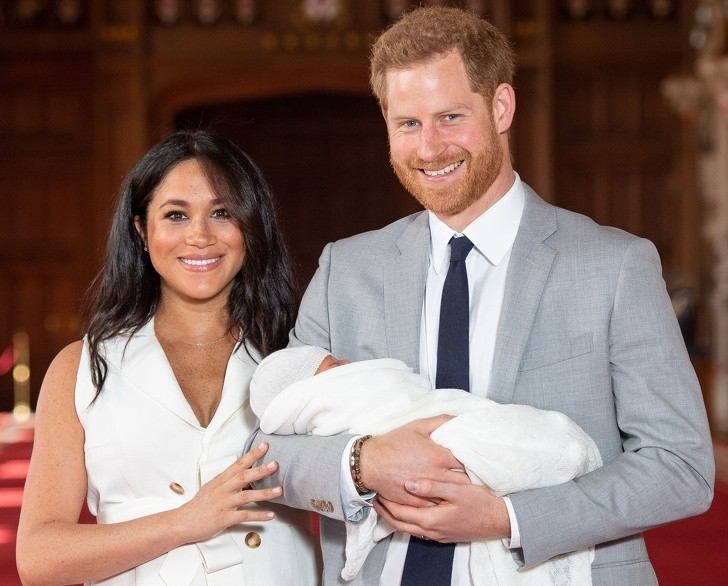 Bé Archie Harrison Mountbatten-Windsor, con trai của vợ chồng  Hoàng tử Harry, sinh ngày 6/5/2019. Bức ảnh này được chụp hai ngày sau khi Archie chào đời. (Nguồn ảnh: BrightSide)