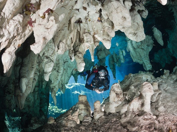 Mexico có hàng nghìn  hang động dưới nước tuyệt đẹp trong các cenote (hay còn được gọi là Hố thần tiên) ở nước này, chẳng hạn như hang động ở Tulum. (Nguồn ảnh: Insider)