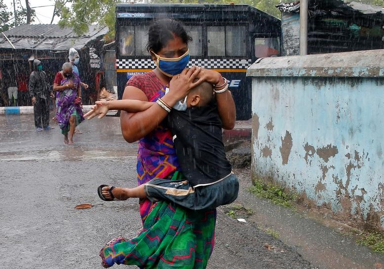 Theo Al Jazeera, trận bão Amphan đã đổ bộ vào Ấn Độ và Bangladesh ngày 20/5, khiến ít nhất 14 người thiệt mạng và phá hủy hàng nghìn ngôi nhà giữa lúc dịch COVID-19 đang hoành hành tại hai quốc gia này. (Nguồn ảnh: Reuters/ANI)