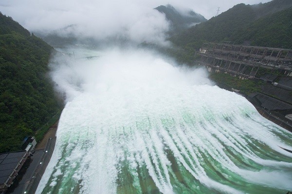 Tân An Giang,  hồ thủy điện lớn nhất Chiết Giang, là dự án kiểm soát lũ quan trọng ở thượng nguồn sông Tiền Đường đã mở cửa xả lũ khi tình hình mưa lũ ở Trung Quốc tiếp tục diễn biến phức tạp. Ảnh: Tân Hoa Xã.