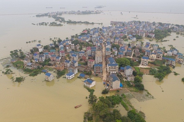 Từ ngày 11/7, tỉnh Giang Tây đã nâng mức ứng phó kiểm soát lũ từ cấp II lên cấp I, mức cao nhất trong thang ứng phó khẩn cấp 4 cấp độ ở  Trung Quốc. Trong ảnh là làng Long Khẩu của tỉnh này đang chìm trong biển nước. Ảnh: China Daily.