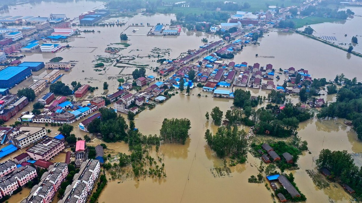 Trung Quốc đang đối mặt với đợt mưa lũ dài nhất và lớn nhất trong gần 60 năm qua. Ảnh: AP.