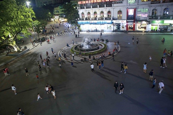 Tuyến phố Hàng Đào - Hàng Giấy - chợ đêm Đồng Xuân và 6 tuyến phố đi bộ mở rộng trong khu bảo tồn cấp I - khu Phố cổ Hà Nội đã hoạt động trở lại từ ngày 18/9, tiếp tục duy trì hoạt động vào 3 tối cuối tuần. Trước đó, thực hiện ý kiến chỉ đạo của thành phố Hà Nội, UBND quận Hoàn Kiếm đã tạm dừng tổ chức hoạt động của các không gian đi bộ trên địa bàn quận từ ngày 21/8. Ảnh: Khu vực Quảng trường Đông Kinh Nghĩa Thục bắt đầu đông đúc người dân. Ảnh: Tuấn Đức - TTXVN.