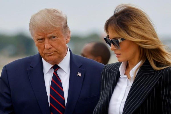 Tối 1/10, Tổng thống Trump thông báo ông và vợ, Đệ nhất phu nhân Melania, đã có kết quả xét nghiệm dương tính với COVID-19. "Tối nay, Đệ nhất phu nhân Mỹ và tôi đã dương tính với COVID-19. Chúng tôi sẽ bắt đầu cách ly và hồi phục ngay lập tức. Chúng tôi sẽ cùng nhau vượt qua chuyện này!", Tổng thống Donald Trump viết trên Twitter. (Nguồn ảnh: Reuters)