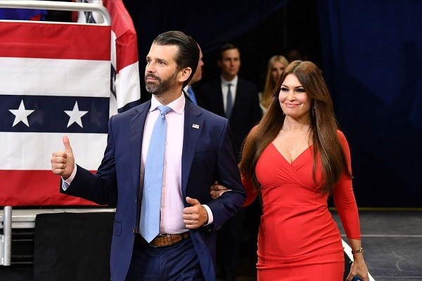 Theo Town &amp; Country, Kimberly Guilfoyle, bạn gái của con trai cả ông Trump, sinh ngày 9/3/1969 tại thành phố San Francisco, California (Mỹ). Mẹ của Guilfoyle là một giáo viên, nhưng đã qua đời năm cô 11 tuổi. Cha cô là người Ireland nhập cư. (Nguồn ảnh: T&amp;C)