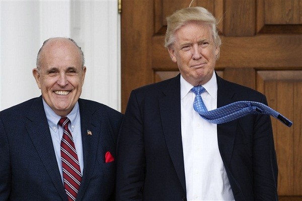 Tại cuộc họp báo ngày 19/11, Rudy Giuliani (trái), luật sư riêng của Tổng thống Trump, đã thông tin về các khiếu nại pháp lý trong chiến dịch của ông Trump đối với kết quả bầu cử năm 2020. Luật sư riêng của ông Trump cho rằng có kế hoạch gian lận phiếu bầu trên khắp nước Mỹ. Ảnh: NBC News.