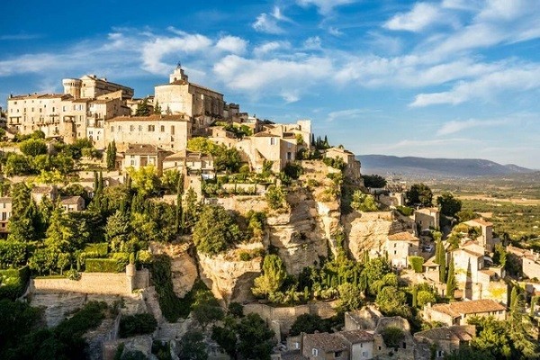 Gordes, Pháp: Được xây dựng trên vách núi đá ở Monts de Vaucluse, Gordes là một  thị trấn nhỏ đẹp nhất vùng Provence, đông nam nước Pháp. Những con phố nhỏ hẹp cùng các tòa nhà mái đất nung tại đây khiến Gordes nhìn từ xa trông như một tòa lâu đài thời Trung cổ.