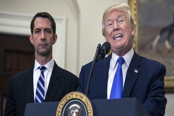 Theo Washington Post, tối 3/1, Thượng nghị sĩ Tom Cotton (trái), vốn là một đồng minh thân thiết của Tổng thống Trump, cho biết ông sẽ không tham gia nỗ lực lật ngược kết quả bầu cử Mỹ của các dân biểu Đảng Cộng hòa. Ảnh: Getty.