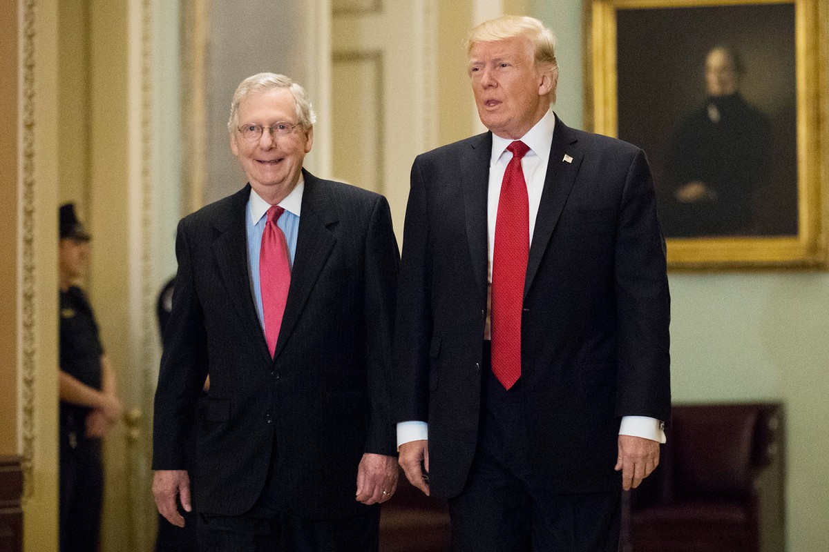 Theo CNN, lãnh đạo phe thiểu số của Đảng Cộng hòa, ông Mitch McConnell (trái), ngày 21/1 đã đề xuất Thượng viện cho nhóm pháp lý của cựu Tổng thống Trump (phải) hai tuần chuẩn bị cho phiên xét xử luận tội sắp tới, sau khi Thượng viện nhận được điều khoản luận tội và hoãn việc bắt đầu phiên xét xử cho tới giữa tháng 2/2021. Ảnh: Getty.