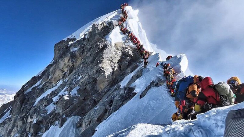 Những ngày gần đây, thông tin  dịch COVID-19 bùng phát tại một Trại căn cứ Everest (nằm ở độ cao trên 5.000 mét) bên phía Nepal khiến dư luận lo ngại. Được biết, Trại căn cứ Everest này là nơi tập trung hàng trăm người leo núi mỗi năm để chuẩn bị chinh phục đỉnh Everest (8.849 mét). Ảnh: AP.