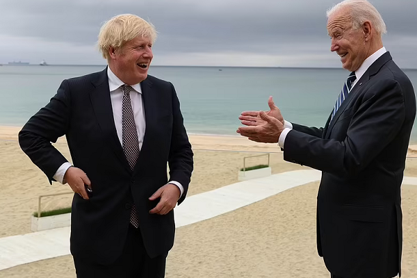 Ngày 10/6, Nhà Trắng cho biết Tổng thống Mỹ Joe Biden (phải) đã tặng Thủ tướng Anh Boris Johnson (trái) một chiếc xe đạp và mũ bảo hiểm xe đạp do hãng Bilenky Cycle Works, một doanh nghiệp gia đình nhỏ ở thành phố Philadelphia, bang Pennsylvania, "sản xuất theo yêu cầu". Được biết, ông Biden sinh ra ở Pennsylvania. (Nguồn ảnh: Daily Mail/Reuters/AP/Getty)