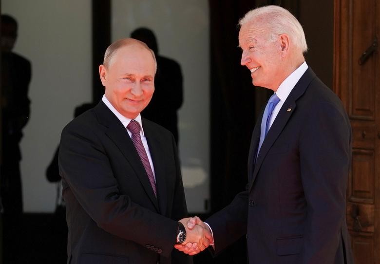 Chiều 16/6, Tổng thống Nga Putin (trái) và người đồng cấp Mỹ Joe Biden (phải) đã có mặt tại biệt thự La Grange ở Geneva, Thụy Sĩ, để hội đàm trực tiếp. Hai nhà lãnh đạo Nga - Mỹ bắt tay nhau bên ngoài biệt thự. Họ trông có vẻ thoải mái và đều nở nụ cười. Ảnh: Reuters.   